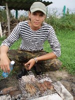 5.  Обжариваем на углях как обычный шашлык и не забываем про коварное пламя и не жалеем водички, так как мясо у нас не созревшее.