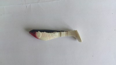 черный верх, белый низ без оттенков и красный нос