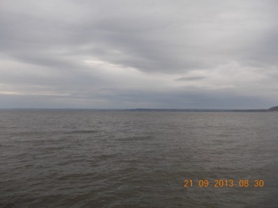 Не смотря на большую волну, самые отчаянные вышли на воду