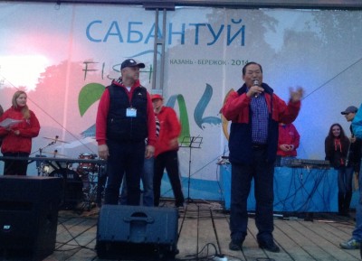 Корейский дядька, что он со сцены так эмоционально вещал, никто не знает