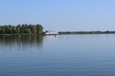 Плавучая рыболовная база в верховьях Киевского водохранилища.