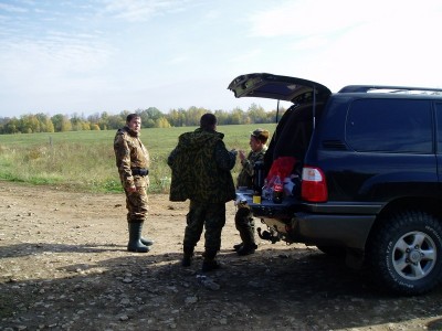 К черту дождь - у охотников праздник:<br />Им сегодня стрелять кабанов.