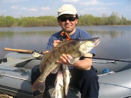 Роберт с судаком на 3.5 кг. 09.05.05 г.