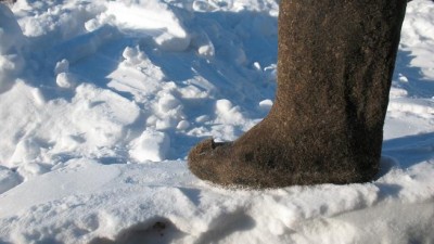 Бобышку можно приклеить или пришить.